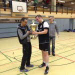 Kapitän Sebastian Reisenauer bekommt den Pokal vom Schirmherrn Helmut Peters überreicht